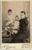 Лидия Ивановна Махровская с дочерьми (возможно, Елена и Надежда). Фото сер. 1890-х гг. 10,6 х 16,5 см